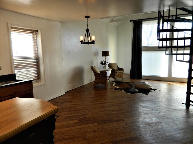 Building Photo - 2425 N Clybourn Ave