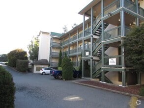 Building Photo - 1900 Bowen Rd