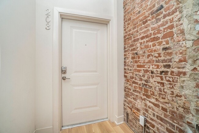 Building Photo - Modern 1 Bedroom, 1 Bath Apartment Home  L...