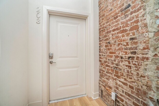 Foto del edificio - Modern 1 Bedroom, 1 Bath Apartment Home  Located In Historic Westport