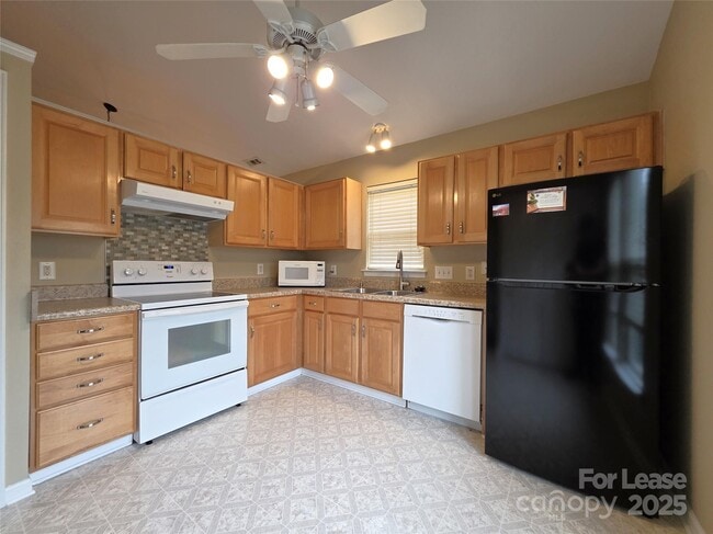 Building Photo - 8844 Treyburn Dr