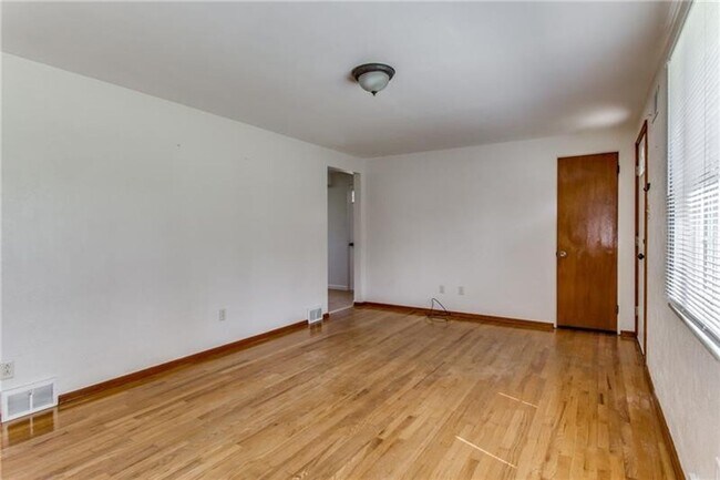 Foto del edificio - Beautiful 3 Bed / 1.5 Bath with Garage and Large Yard - Available May!!