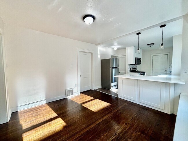 Foto del edificio - Fully Renovated 2-Bedroom Home with Back Deck, Basement & Off-Street Parking
