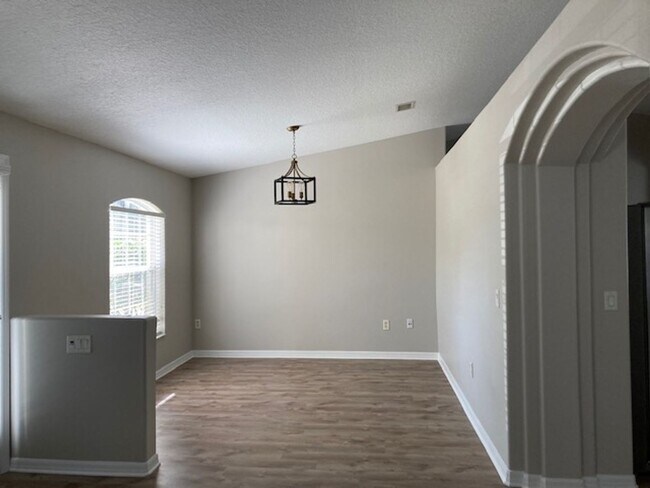 Building Photo - Beautiful 3/2/2 house with fenced yard.
