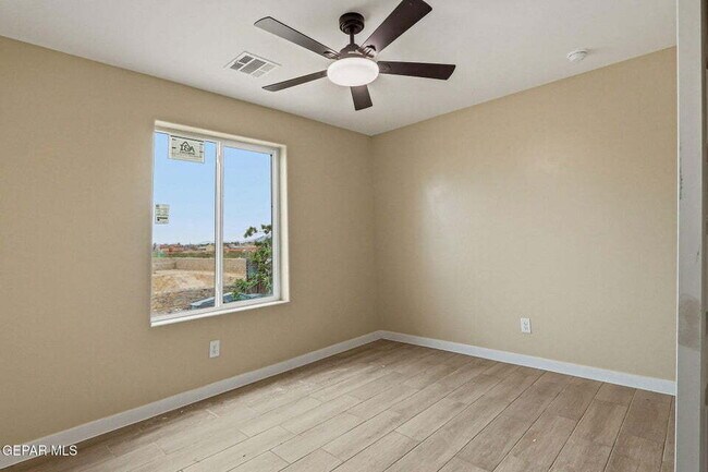 Foto del edificio - Northeast-2 bedroom apartment with water service included