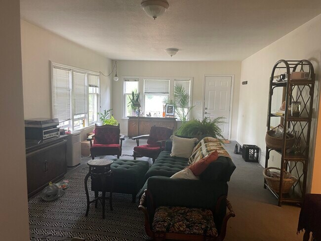 Living room - 9308 Padilla Heights Rd