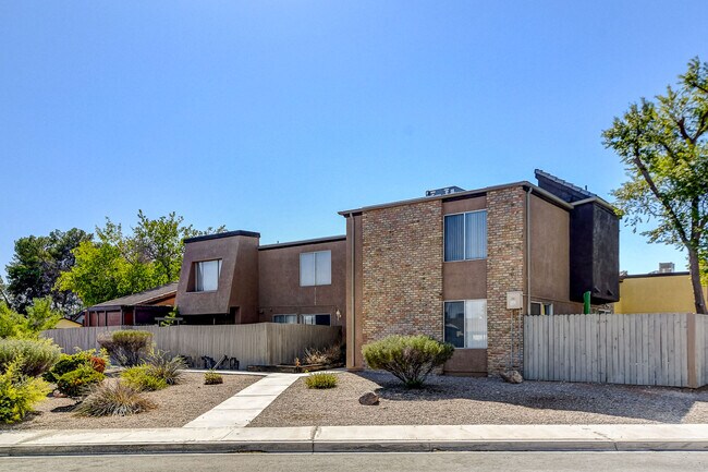 Building Photo - 1544 Hialeah Dr