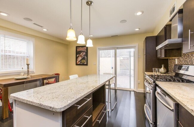 Building Photo - Stunning 3-Bed/2.5 Bath Townhouse in Fairm...