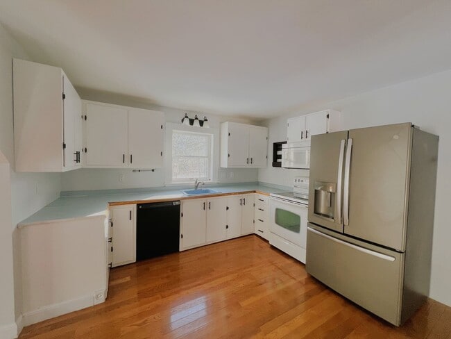 Foto del edificio - Charming 4-Bedroom Single-Family Home in a Peaceful, Scenic Setting