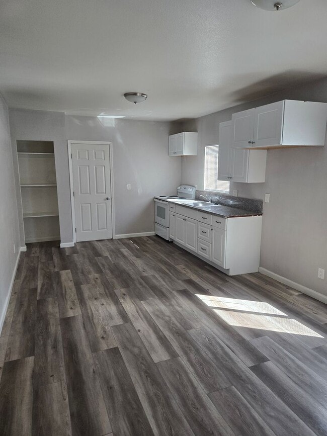 Building Photo - Studio Apartment Located in the Heart of D...
