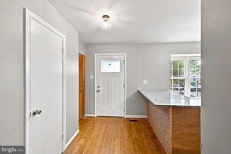Building Photo - 8346 Stationhouse Ct