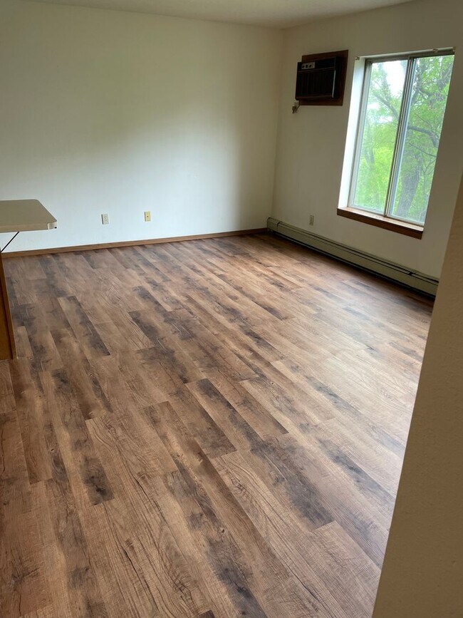 Building Photo - 4 Bedroom Newly Updated