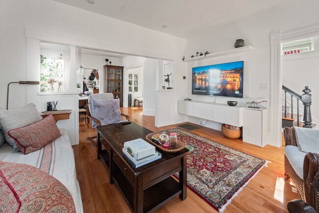 Foto del edificio - Elegant, Light-Filled Furnished Alameda Home with Indoor-Outdoor Living