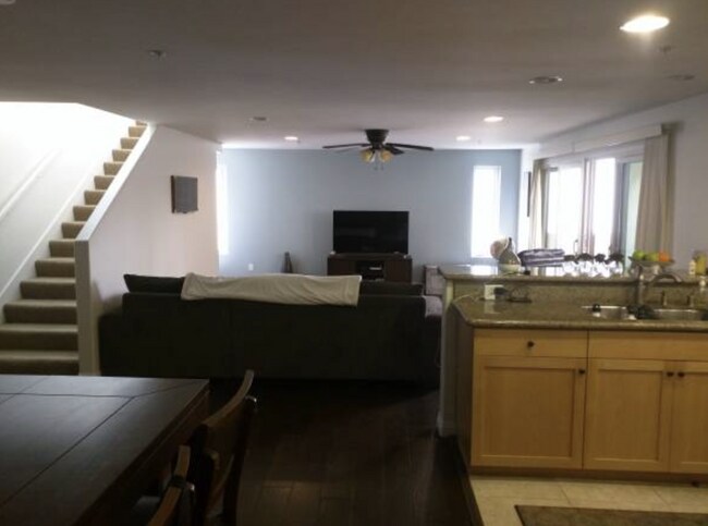 Foto del edificio - $5,700- 2 Bedroom + Office / 3 Bath GORGEOUS-Bayview Town Home