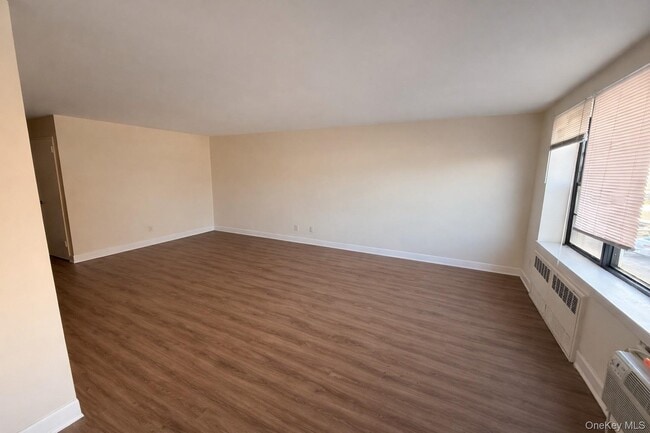 Building Photo - 190 1st St