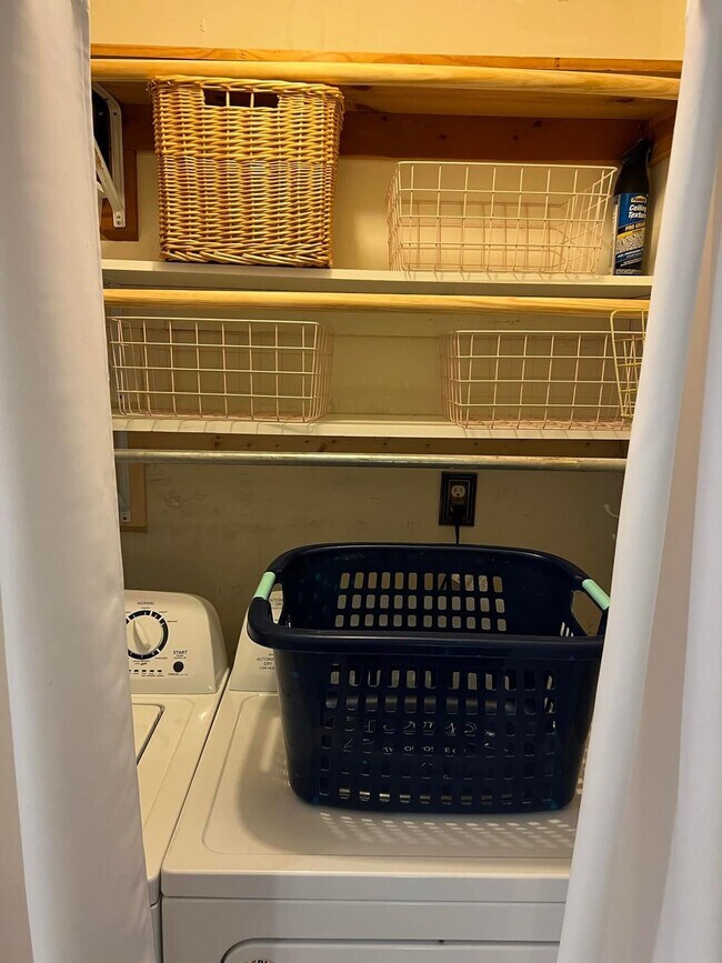 Foto del edificio - 6114 The Oaks Ln