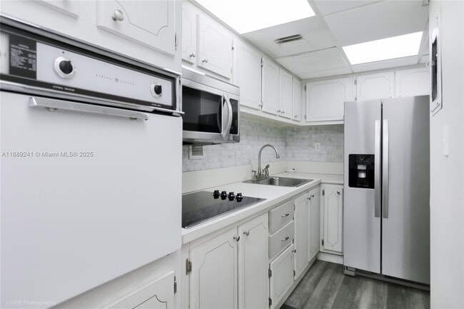 Building Photo - 1000 West Ave