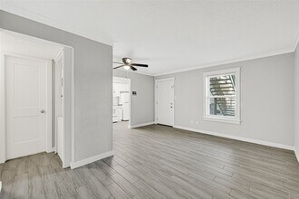 Building Photo - 107 E Willowick Ave