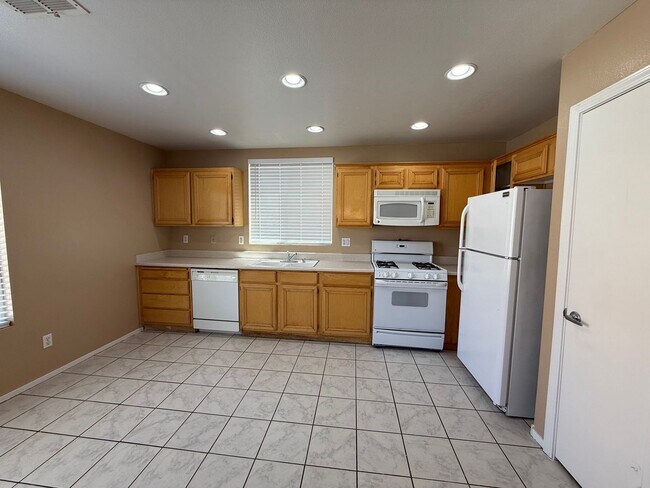 Foto del edificio - COMING SOON 4 BED 3 BATH OPEN FLOOR PLAN!