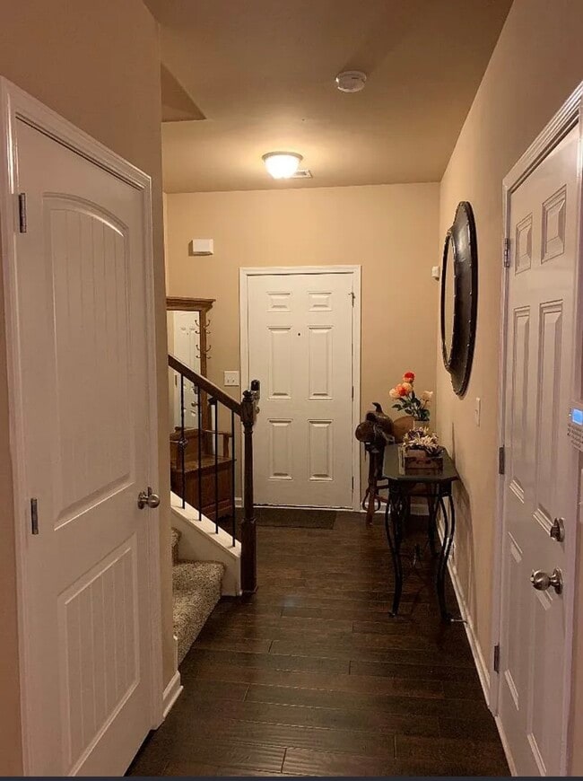 Front door hallway - 3911 Kingfisher Dr
