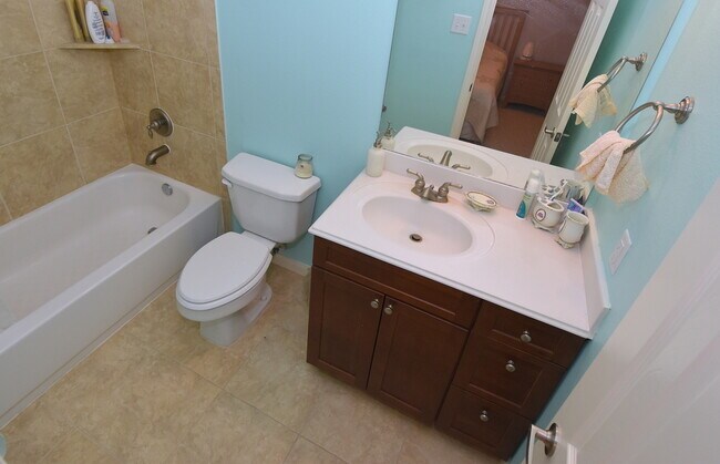 Foto del edificio - BEAUTIFUL 3 STORY HOME WITH 3 BEDROOM 3.5 BATHS 2 CAR GARAGE. FEATURES A OPEN SPACE FEEL, LIVING ...