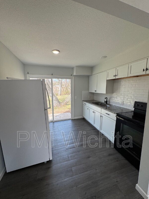 Building Photo - 422 W Mahoney Dr