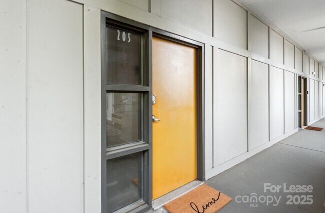 Foto del edificio - 514 W 10th St