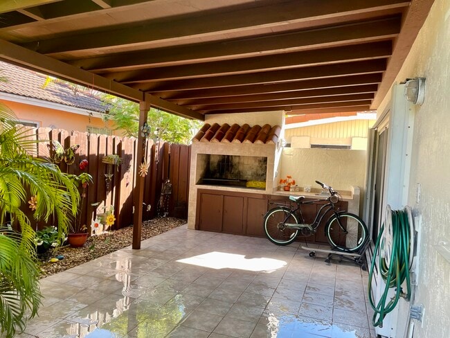 Foto del edificio - 5773 NW 99th Ave