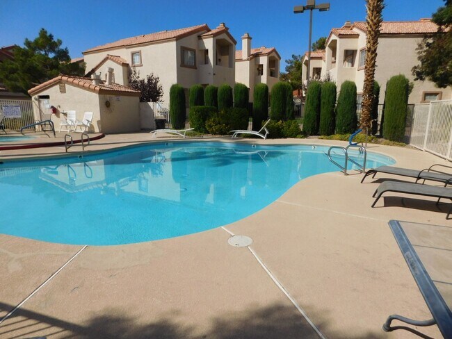Foto del edificio - Gorgeous 3 bedroom condo with a 2 car garage! Tons of upgrades*Southwest*Gated community*
