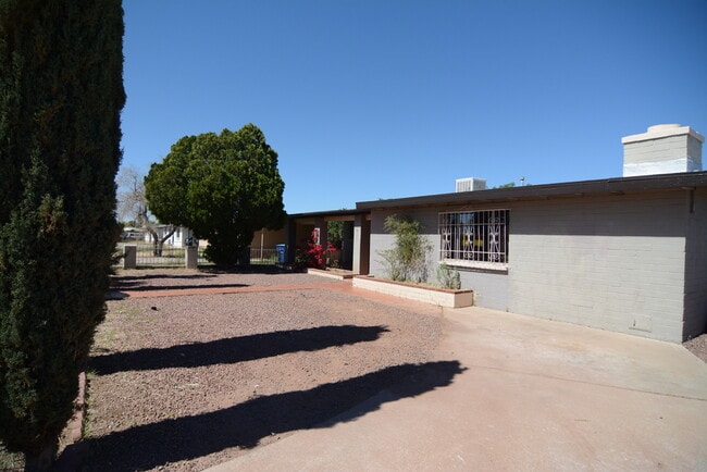 Building Photo - Charming 4 Bedroom 2 Bedroom! Great South ...