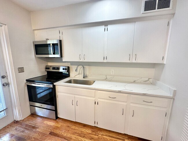 Foto del edificio - ** CENTRAL NAPLES ** 3 BED / 2 BATH ** ANN...
