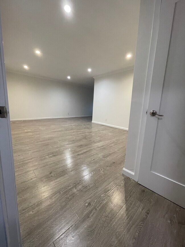 Building Photo - 333 S Reeves Dr