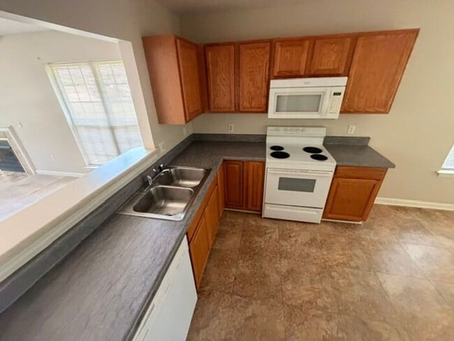Building Photo - Beautiful and spacious! Ready for move in!