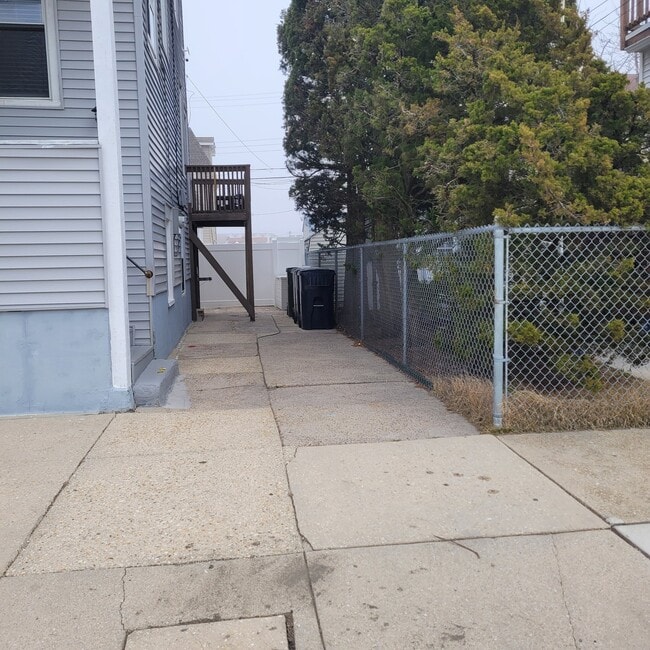 Building Photo - 105 N Windsor Ave