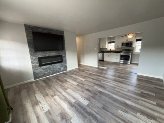 Building Photo - Recently updated west-side home available!