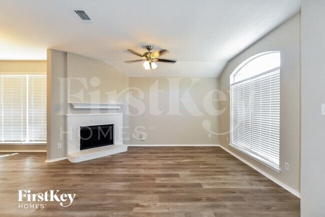 Foto del edificio - 1519 Cedarcrest Cir