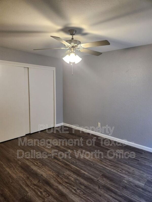 Photo - 806 Castleglen Dr House