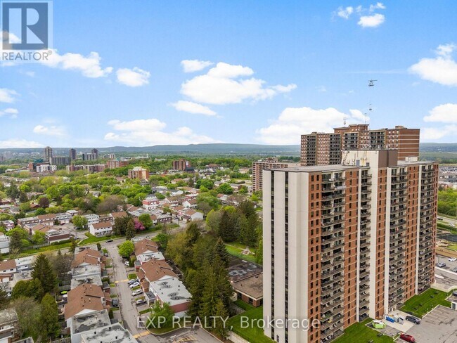 Photo du bâtiment - 665 Bathgate Dr