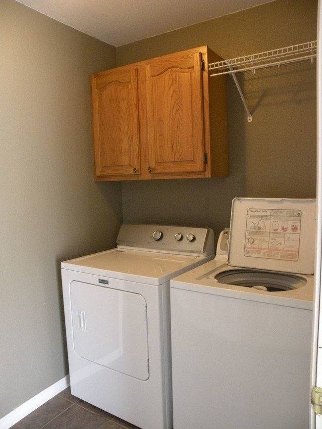 Building Photo - 4 br, 2 bath House - 751 North Meadowlands