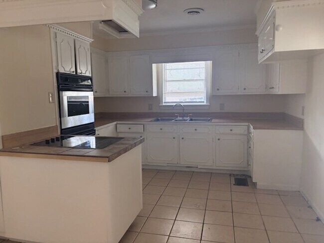 Building Photo - 3158 Peterson Dr