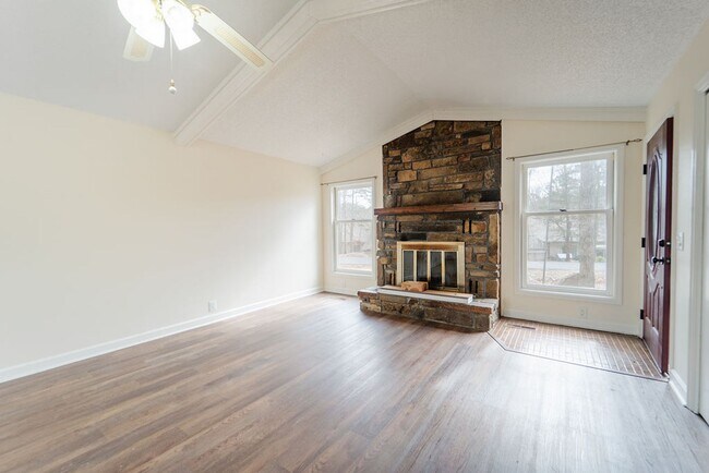 Foto del edificio - 3 Bed, 2 Bath with a beautiful view of the wooded back yard!!