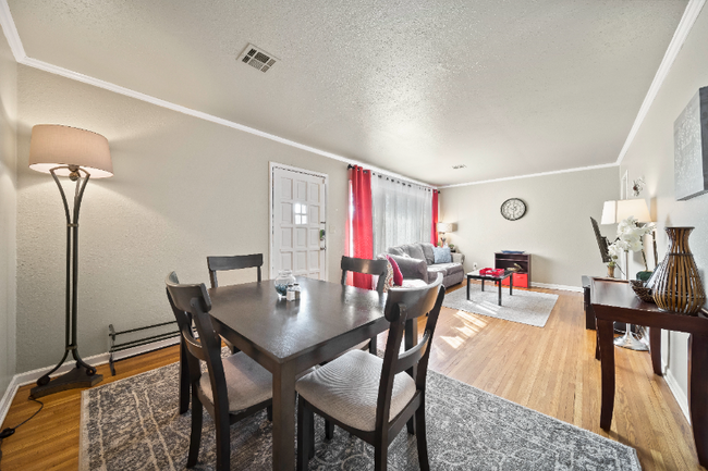 Foto del edificio - 1206 Oakwood Dr