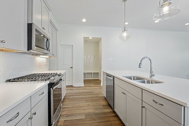 Foto del edificio - Beautiful 3 bedroom plus office!