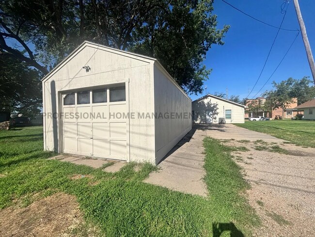 Building Photo - Spacious 5 Bedroom 3 Bath Home Near Hutchi...