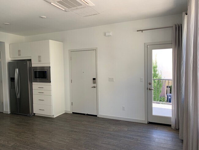 Living/Dining Room - 453 Lug Ln