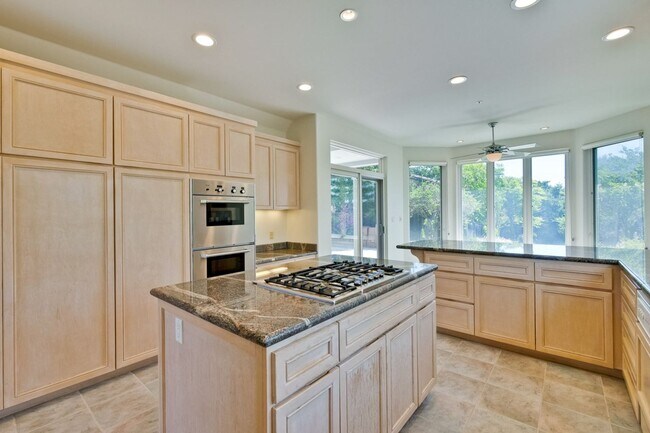 Foto del edificio - Large 3,767 sqft home on a 10,000 sqft lot- 2 bed located on 1st floor w/ separate entrance - Top...