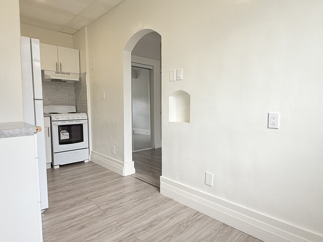 Building Photo - 1495 Gladstone Ave