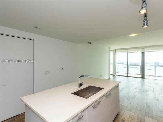 Foto del edificio - 650 NE 32nd St