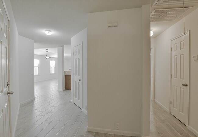 Foto del edificio - 2825 Woodspring Forest Dr