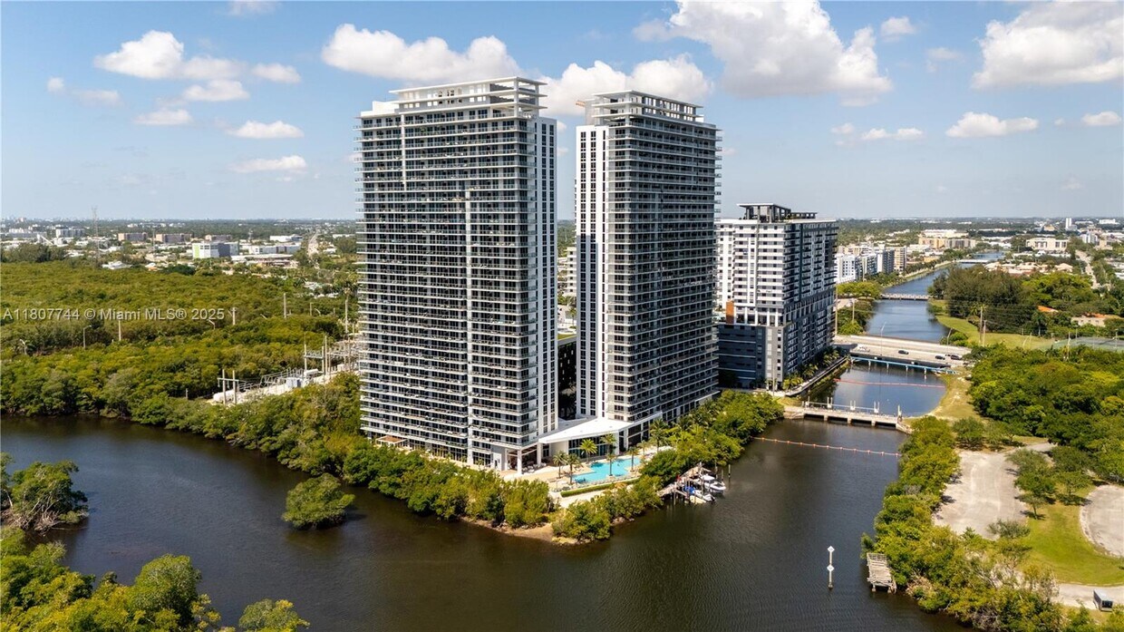 Primary Photo - 16385 Biscayne Blvd